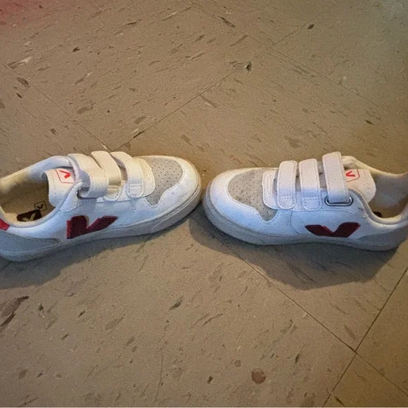 Boys red white tan veja